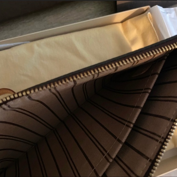 💛SOLD💛Louis Vuitton wristlet - Picture 9 of 9